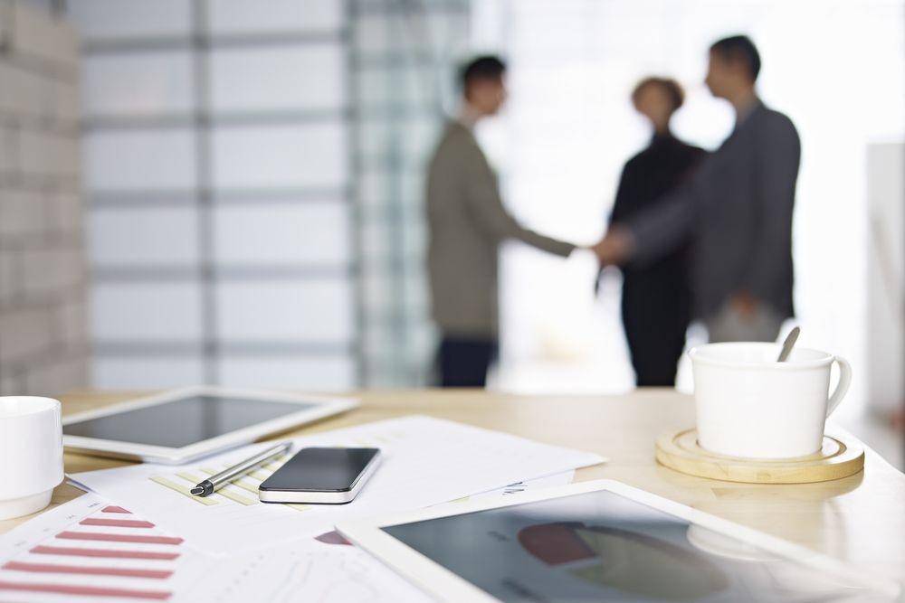 Suasana meeting di kantor (Shutterstock/imtmphoto)