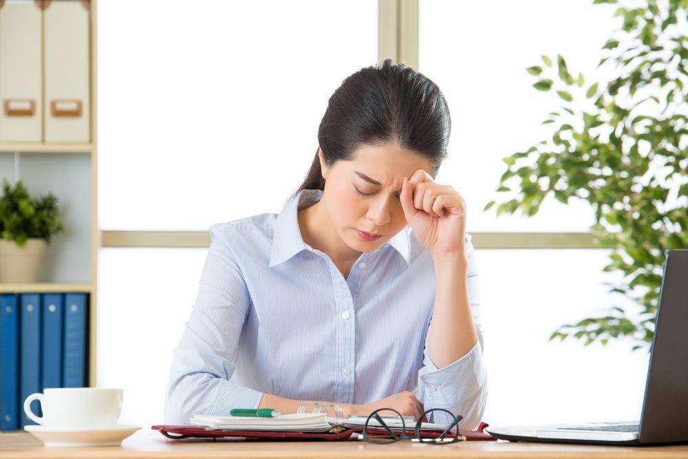 Seseorang dengan beban pikiran akibat sifat acuh. (Shutterstock/PR Image Factory)