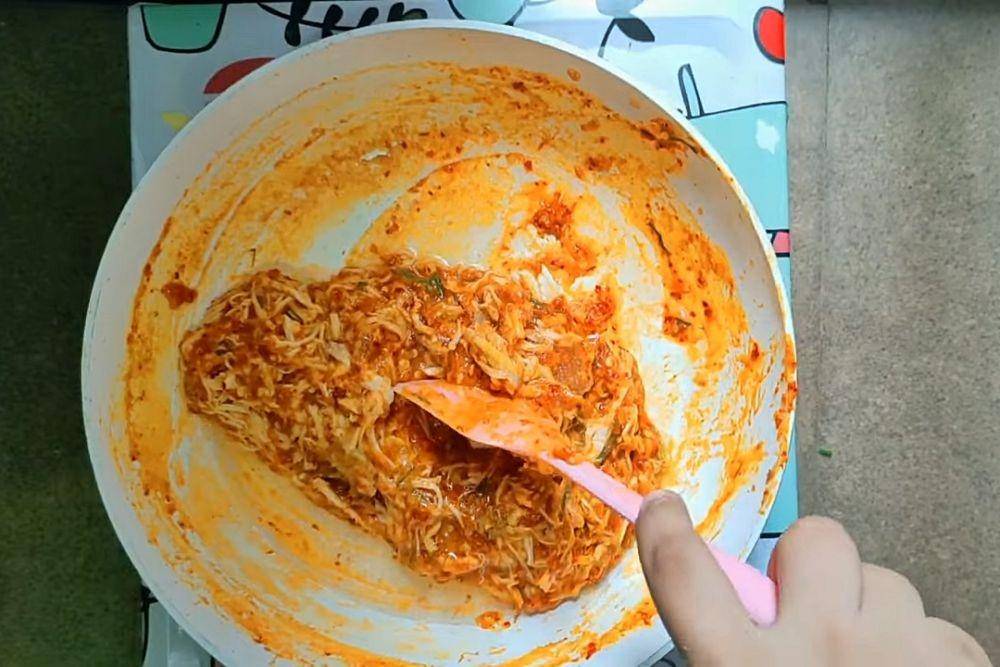 Ilustrasi menumis ayam (youtube.com/Masak Bareng Teteh Vika)