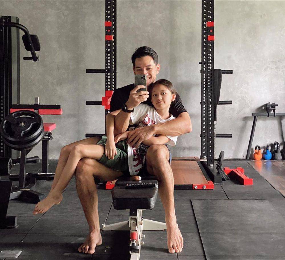Andrew White dan buah hati (instagram.com/andrew.white._)