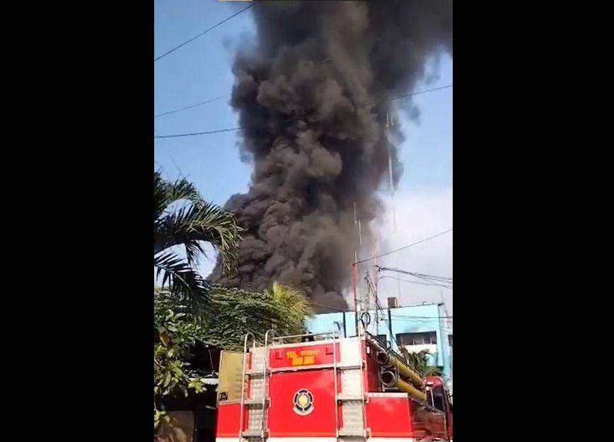 Kebakaran Gardu Induk Kebon Jeruk pada Kamis (7/10/2021). (dok. Gulkarmat DKI Jakarta)