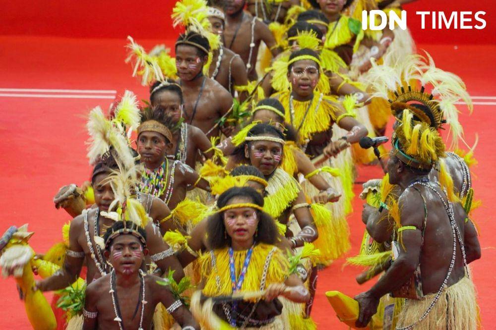 Tarian tradisional dari Papua yang ditampilkan di berbagai cabang olahraga dalam ajang PON XX Papua. (IDN Times/Tata Firza).