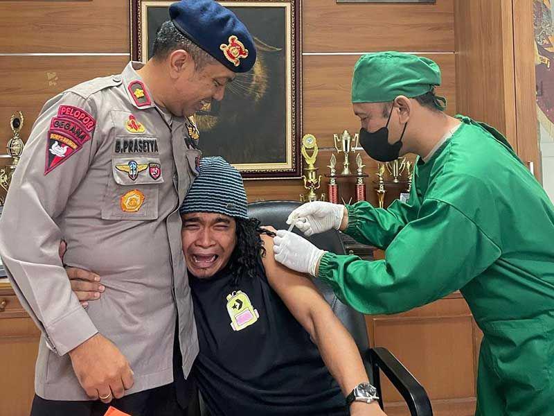 10 Momen Kocak Maell Lee, Masa Preman Takut Jarum Suntik?