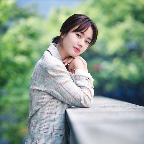 Ahn Eun Jin (instagram.com/eunjin___a)