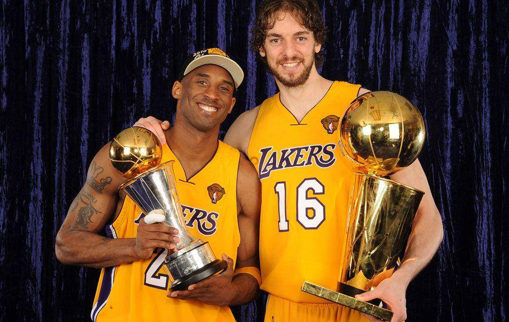Pau Gasol dan Kober Bryant menjadi juara NBA bersama Los Angeles Lakers (eurohoops.net)