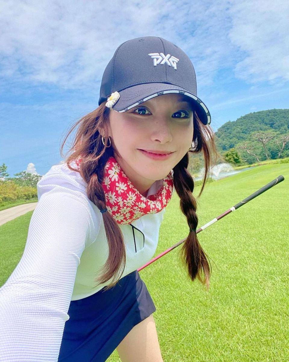 Yoo In Young (instagram.com/country_min)