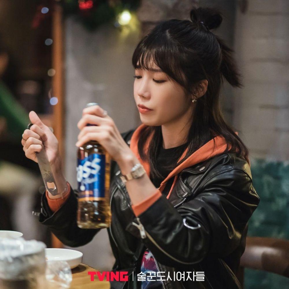 Eunji Apink di drama Work Later, Drink Now (instagram.com/tving.official)