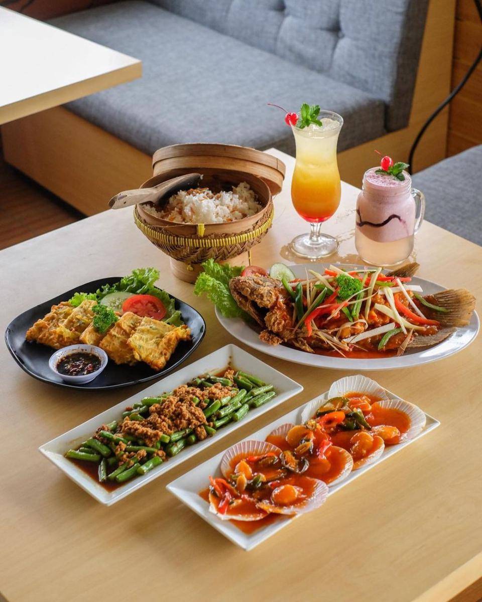 menu makanan di floating resto (instagram.com/wonderfuljogja)