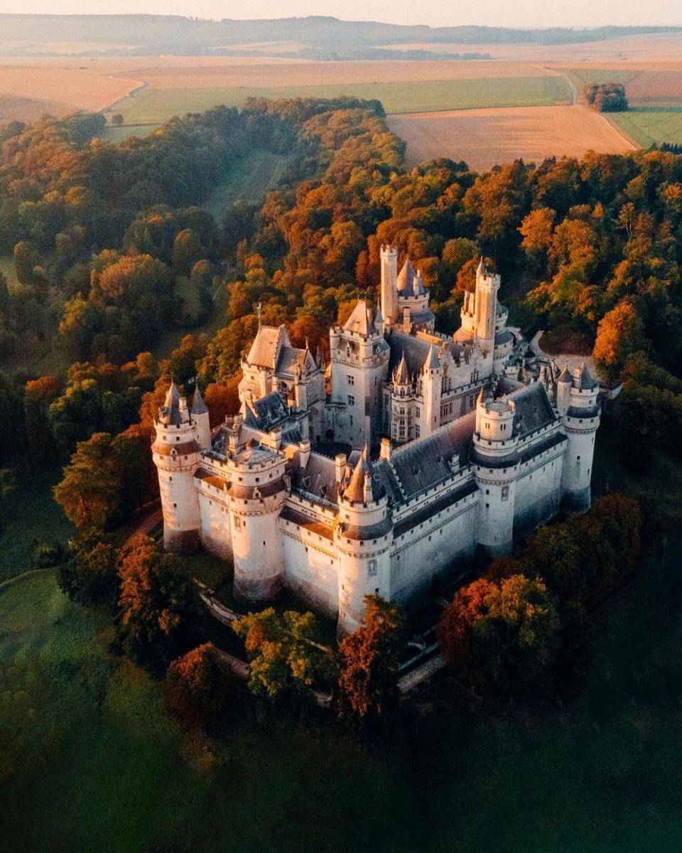 Château de Pierrefonds (instagram.com/elsa_cyril)
