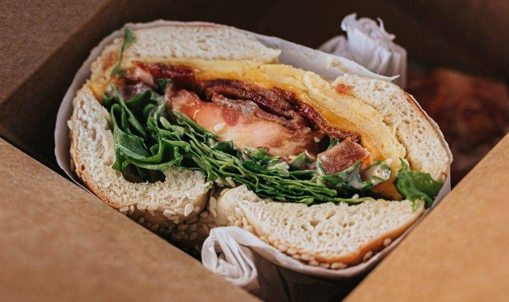 ilustrasi classic muffuletta sandwich (unsplash.com/Andrew "Donovan" Valdivia)