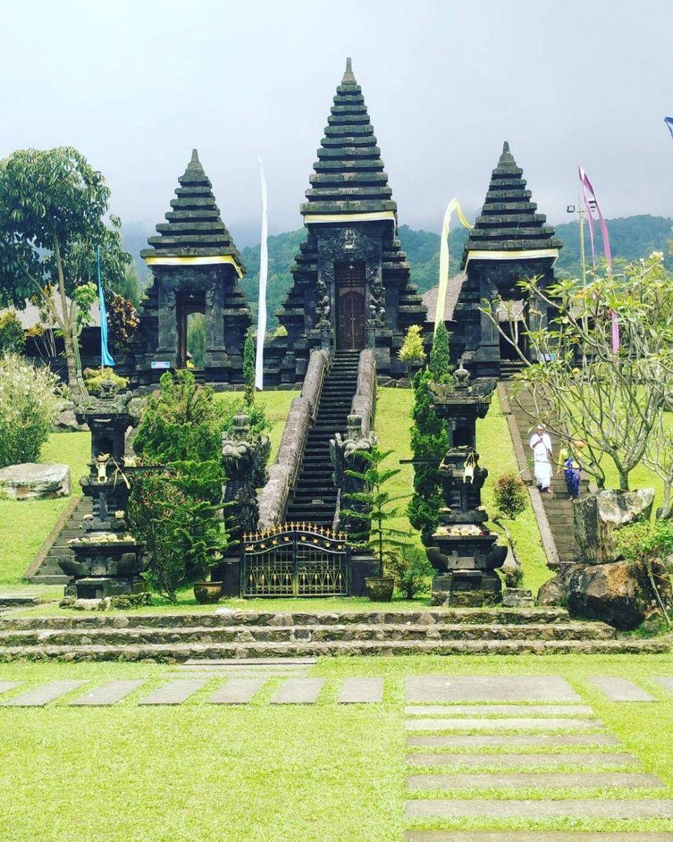 Pura Parahyangan Agung, Bogor (instagram.com/intan_amvrek)