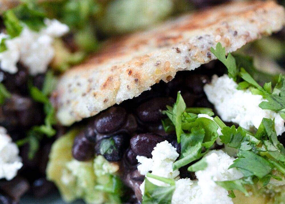 ilustrasi arepa black beans (unsplash.com/Bakd&Raw by Karolin Baitinger)