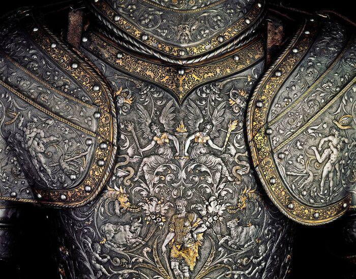 Detail baju besi Hercules dari Kaisar Maximilian II dari Austria (reddit.com/r/ArtefactPorn)