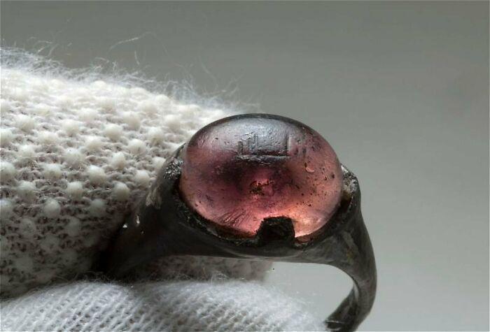 Sebuah cincin era Viking bertuliskan kata-kata 'untuk Allah' (reddit.com/r/ArtefactPorn)