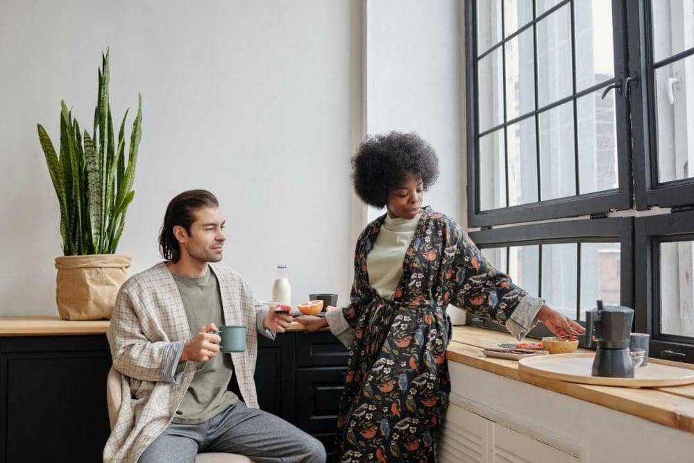 5 Alasan Kamu Tidak Harus Terbuka Soal Masa Lalu ke Pasangan