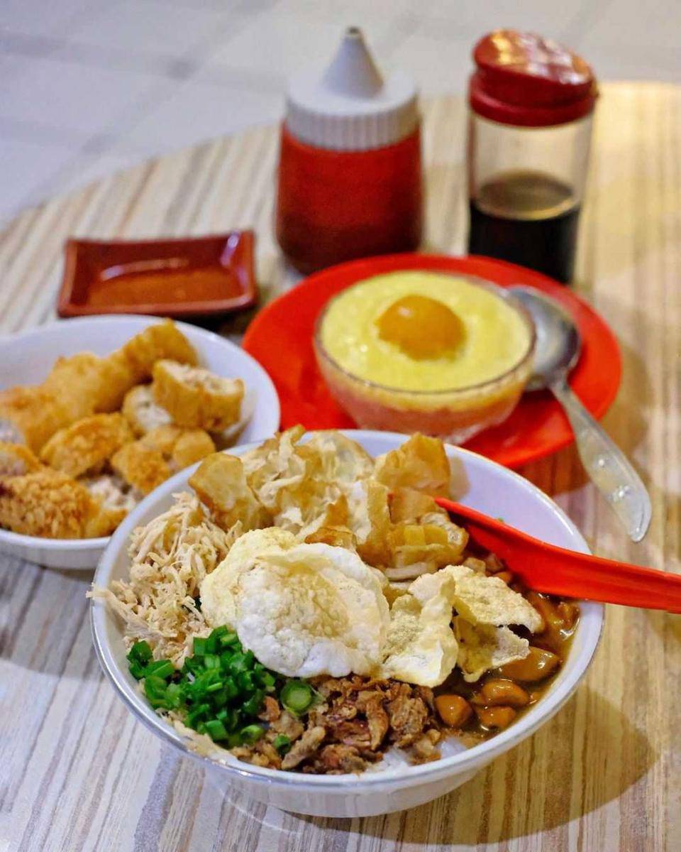 Bubur ayam (instagram.com/r47natjan)