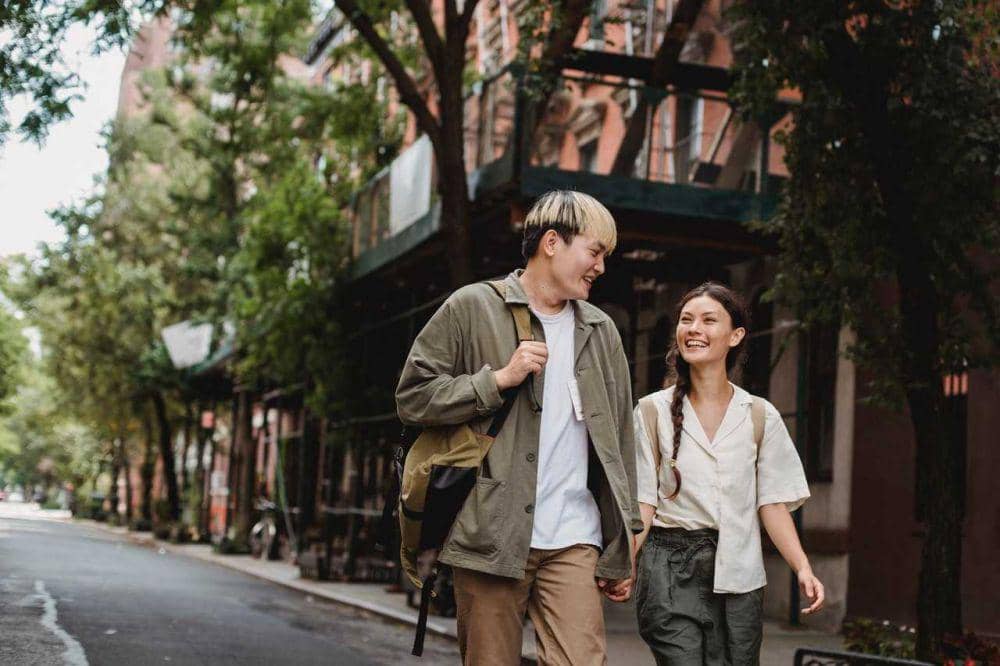 ilustrasi jalan bareng pacar (pexels.com/Samson Katt)