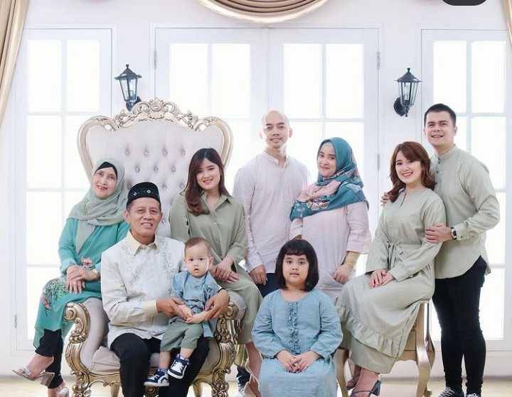 Rosiana Dewi dan keluarga besar (instagram.com/rsn.dw)