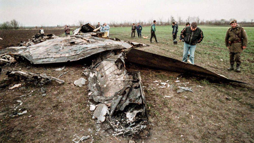 reruntuhan F-117 Nighthawk yang ditembak jatuh dalam perang Balkan tahun 1999 (asia.nikkei.com/Reuters)