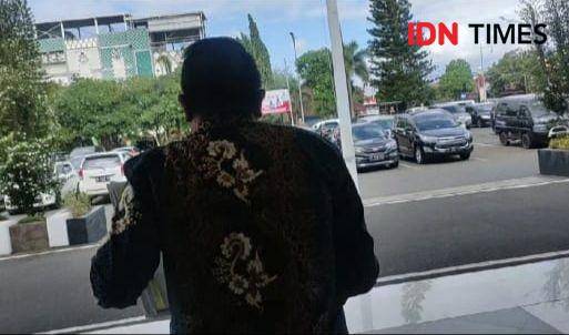 Syamsi Roli, Sekretaris DPRD Lampung Tengah (Lamteng) memenuhi panggilan Komisi Pemberantasan Korupsi (KPK), (IDN Times/Tama Yudha Wiguna)