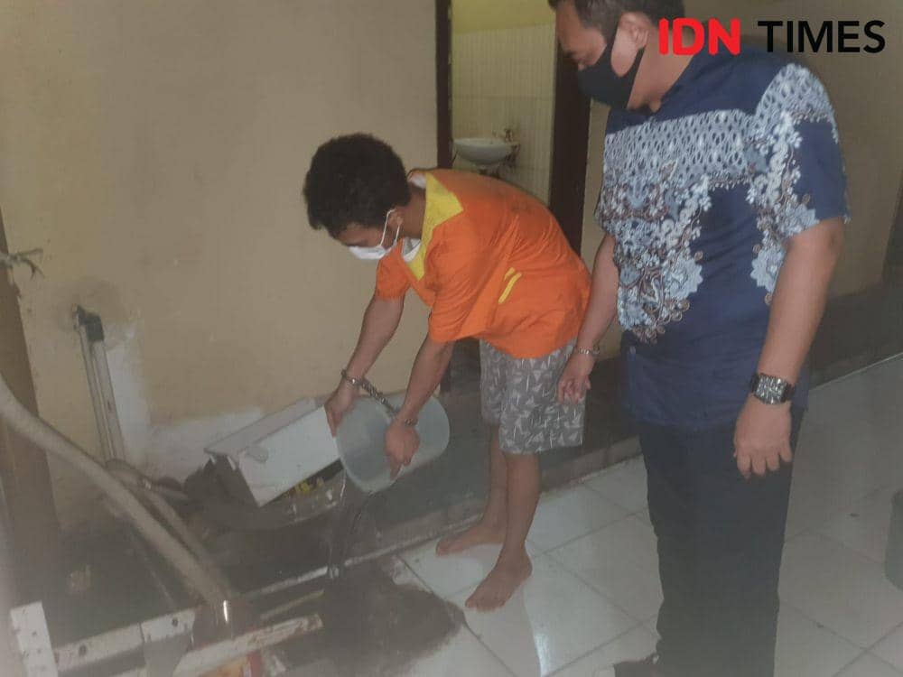 Pelaku buang BB sabu yang sudah dimusnahkan (IDN Times/Riani Rahayu)