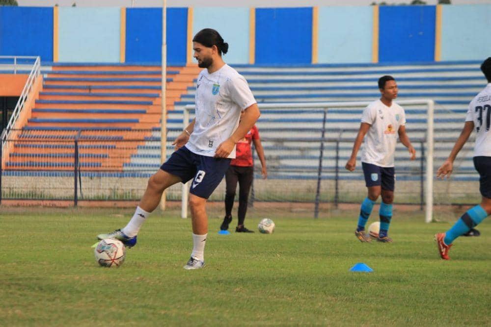 Pemain Persela Lamongan Jabar Sharza juga sudah terlihat ikut latihan di Stadion Surajaya. Dok Istimewa
