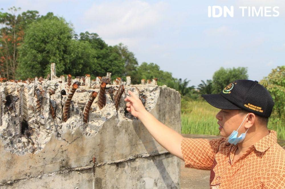 Besi pondasi Masjid Raya Sriwijaya yang dipotong orang tak bertanggungjawab (IDN Times/Rangga Erfizal)