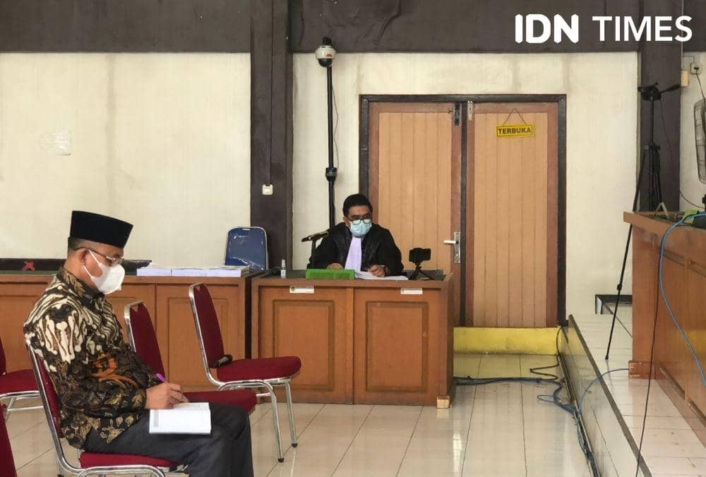 Bupati Muara Enim non aktif Juarsah saat menghadiri sidang tuntutan (IDN Times/Rangga Erfizal)