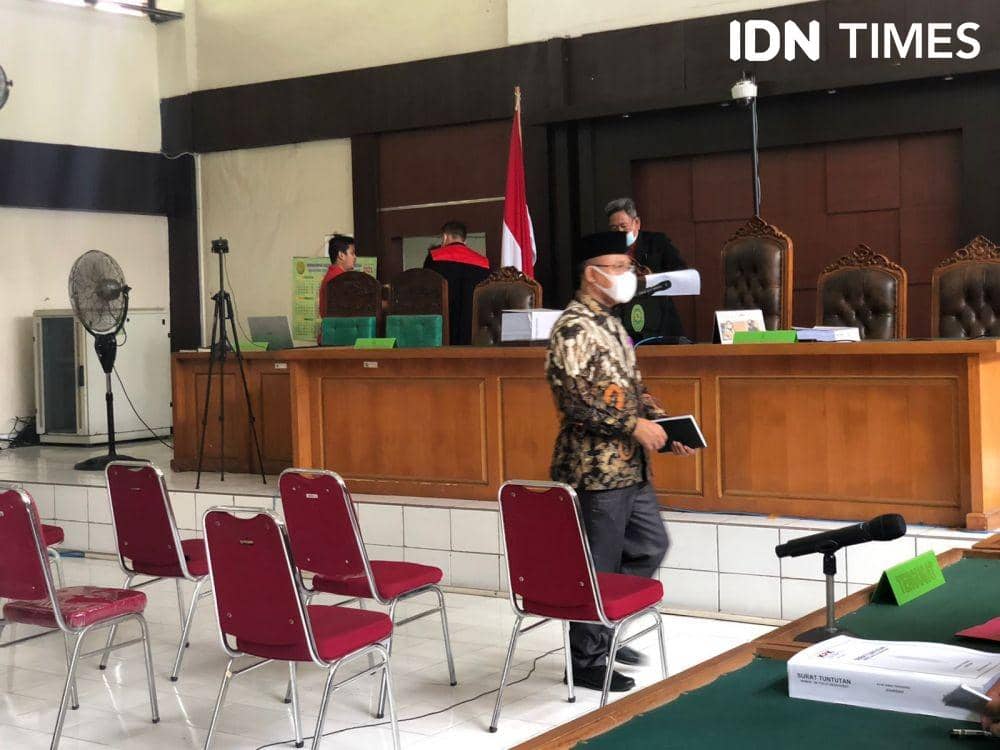Bupati Muara Enim non aktif Juarsah saat menghadiri sidang tuntutan (IDN Times/Rangga Erfizal)