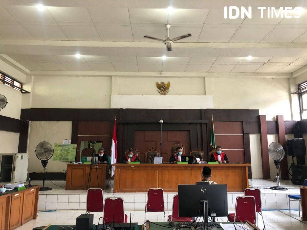 Bupati Muara Enim non aktif Juarsah saat menghadiri sidang tuntutan (IDN Times/Rangga Erfizal)