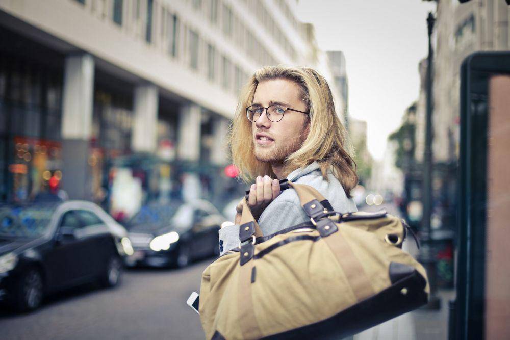 ilustrasi tas duffle (pexels.com/Andrea Piacquadio)