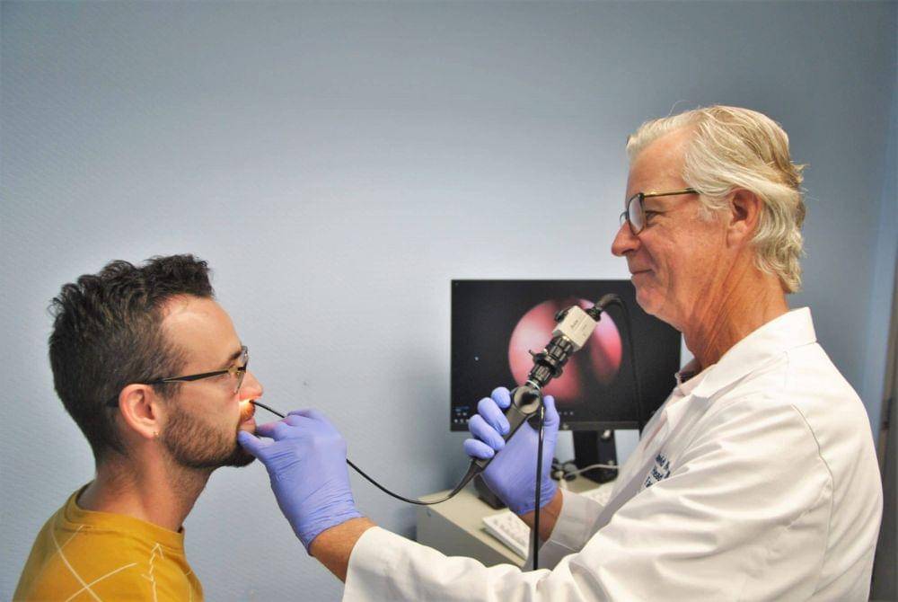 ilustrasi nasal endoscopy atau endoskopi hidung (pacificheadandneck.com)