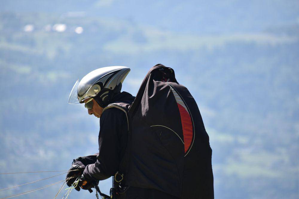 ilustrasi helm paralayang (pixabay.com/JackieLouDL)
