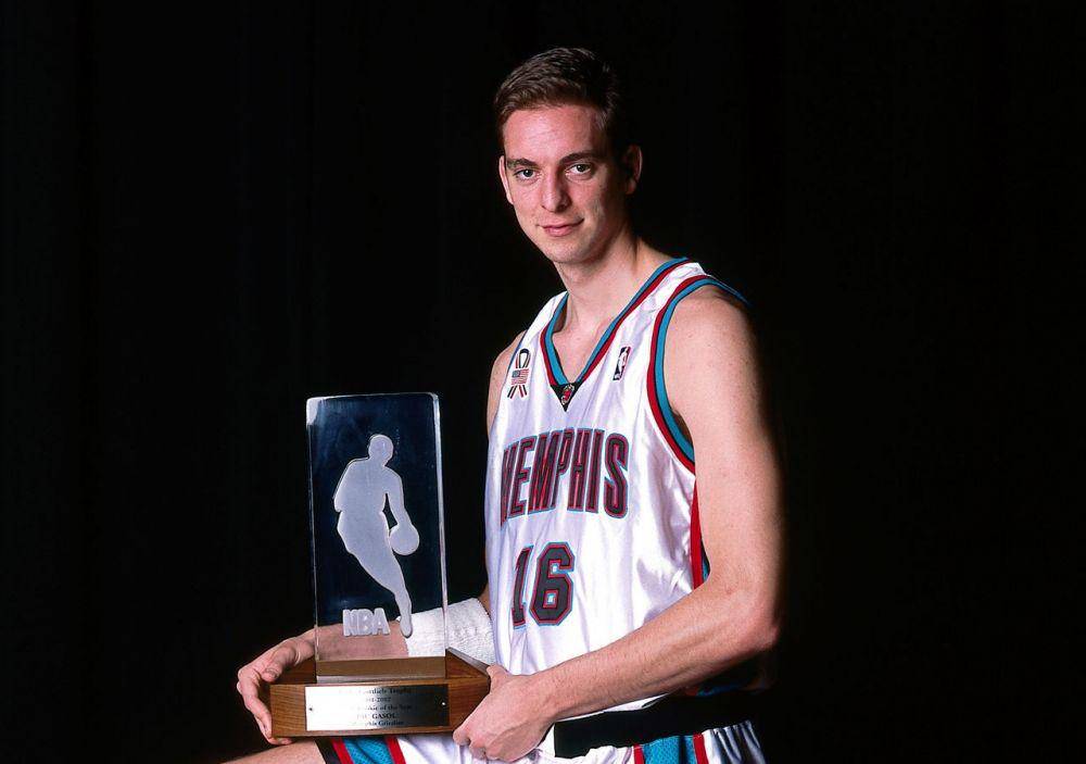 Pau Gasol saat meraih gelar Rookie of The Year (hoopshype.com)