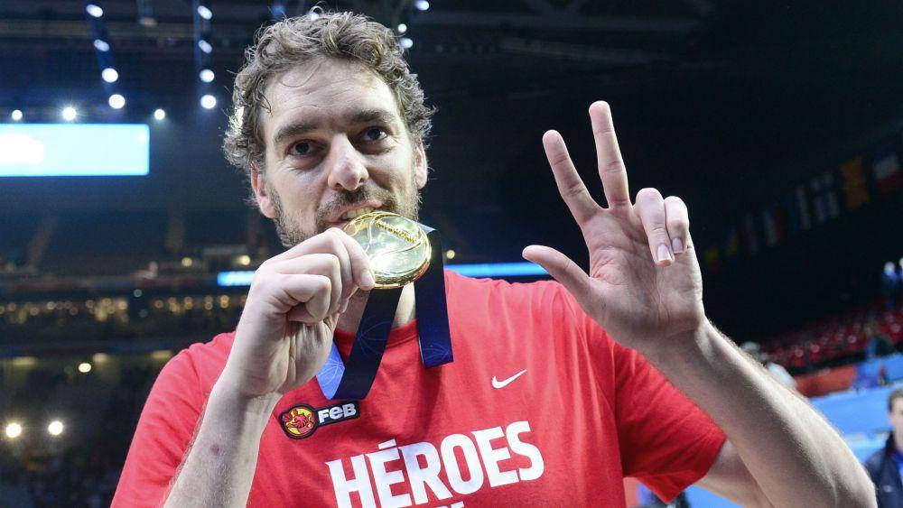 Pau Gasol saat membawa Timnas Spanyol juara EuroBasket tahun 2015 (sportingnews.com)