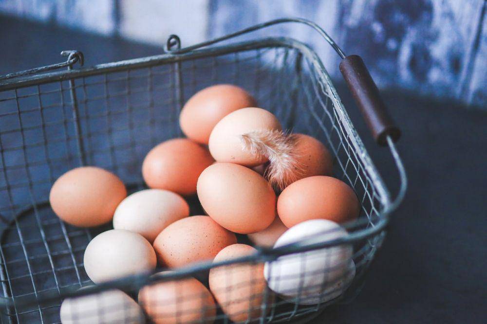ilustri telur ayam di dalam keranjang (pexels.com/Kaboompics .com)