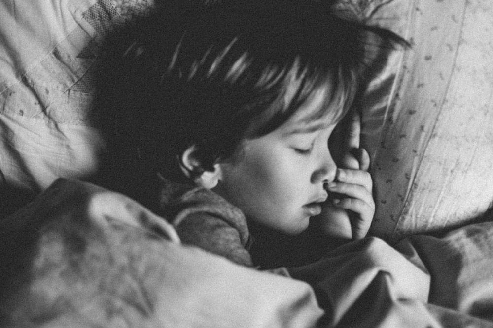 ilustrasi anak sedang tidur (unsplash.com/Annie Spratt)