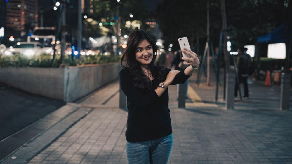 ilustrasi perempuan selfie (unsplash.com/Afif Kusuma)