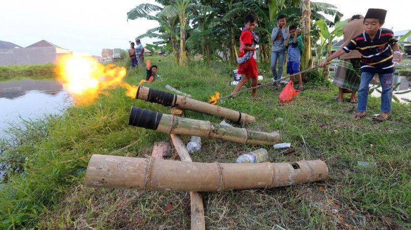 ilustrasi bermain meriam bambu (Goodnewsfromindonesia.id)