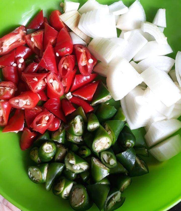Ilustrasi potongan bawang dan cabai untuk membuat ikan asap sambal matah (Instagram.com/ega_np)