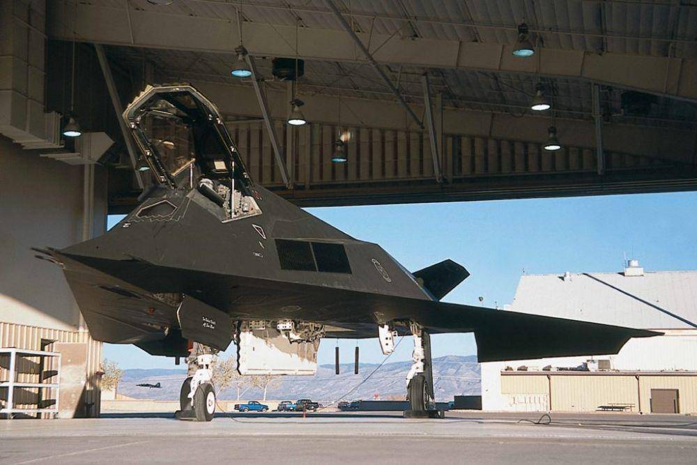 potret sebuah F-117 Nighthawk di dalam hanggar khususnya (skiesmag.com)