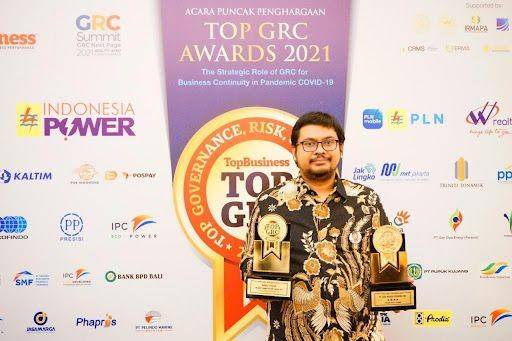 Risk and Quality Management Group Head Jasa Marga Bayu Nurbaya saat mewakili Jasa Marga menerima dua penghargaan tersebut di Hotel Raffles Jakarta, Kamis (07/10/2021). (Dok. Jasa Marga)
