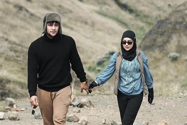 10 Momen Irish Bella dan Ammar Zoni Naik Gunung Gede Pangrango
