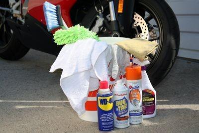Ilustrasi Mencuci Motor (Pinterest.com)