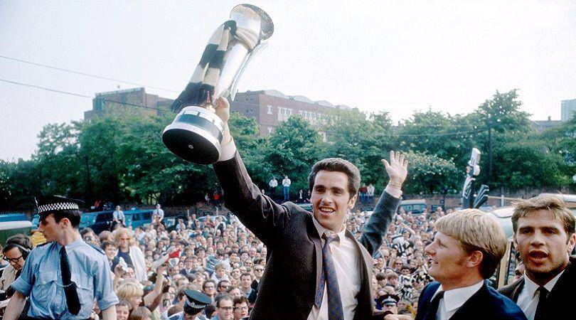 pemain Newcastle mengangkat trofi Piala Fairs di depan supporter (fourfourtwo.com)