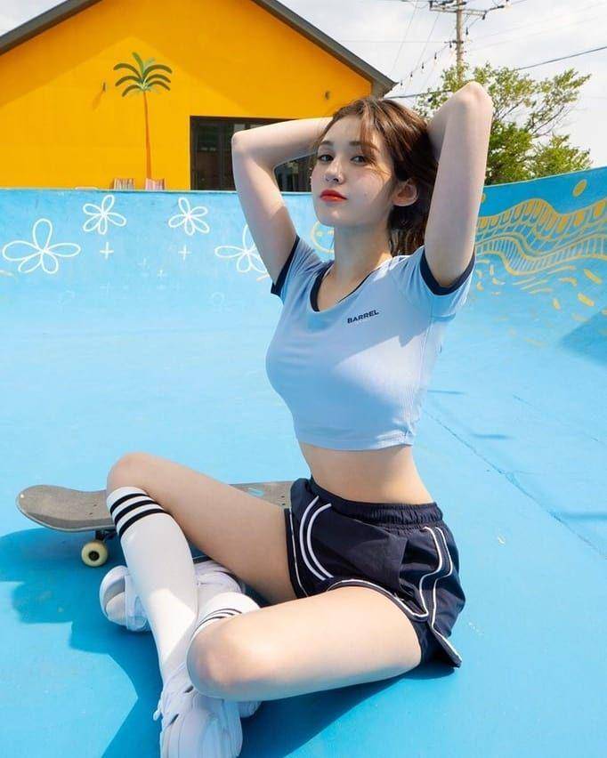 Sporty look ala Jeon Somi (instagram.com/somiupdate)