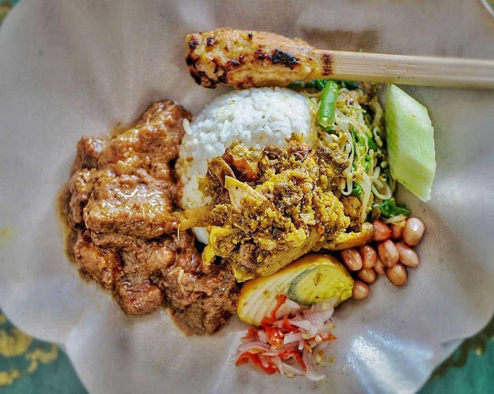 Nasi campur Bu Kadek Wati (@kokocelamitan via instagram.com/kulinerblimade)