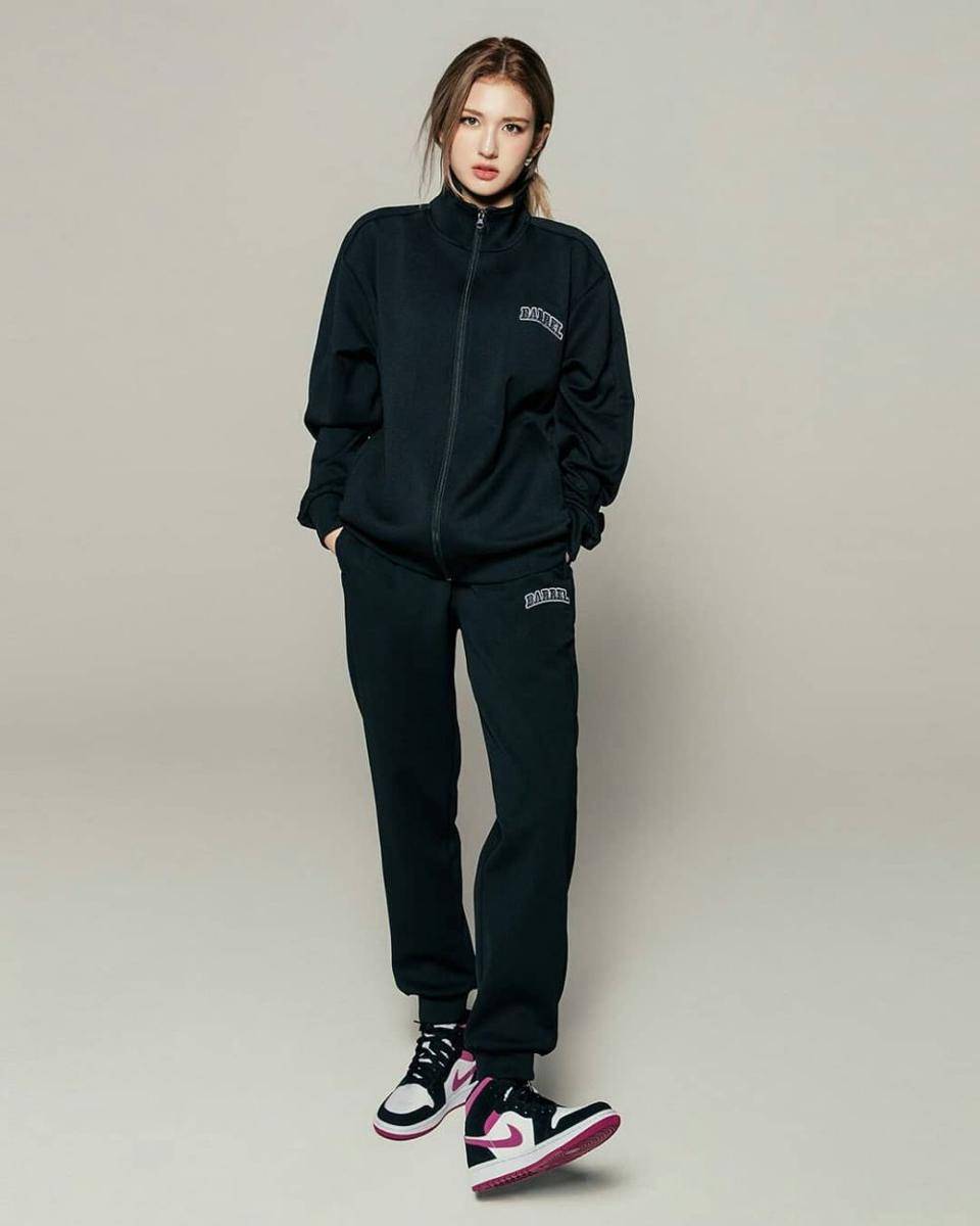 Sporty look ala Jeon Somi (instagram.com/somiii0309)
