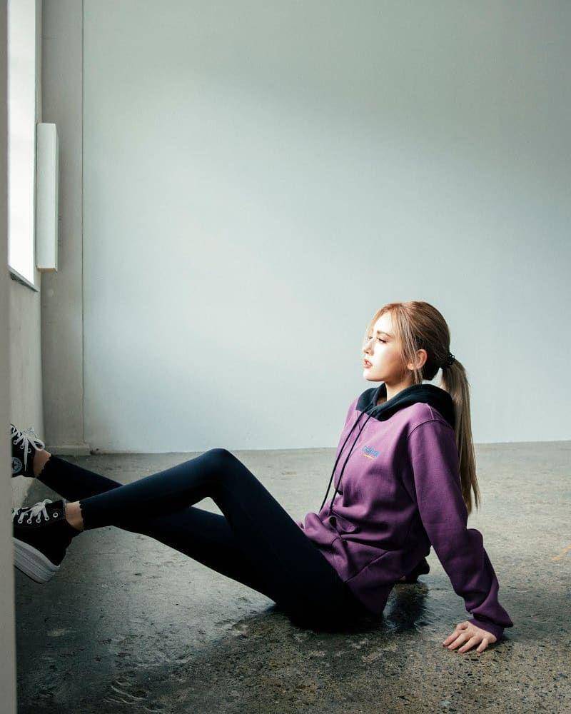 Sporty look ala Jeon Somi (instagram.com/somiupdate)