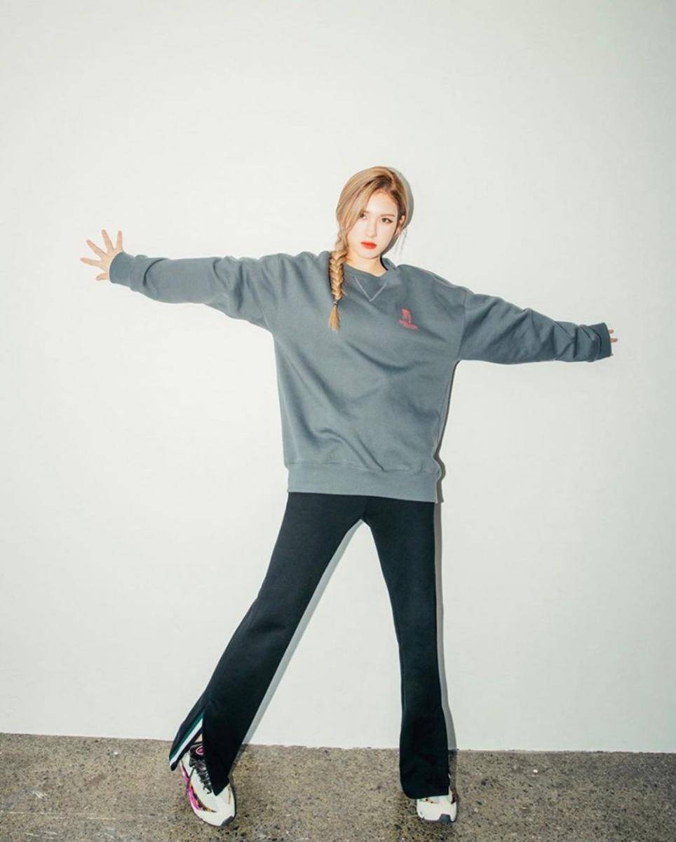 Sporty look ala Jeon Somi (instagram.com/staysomi)